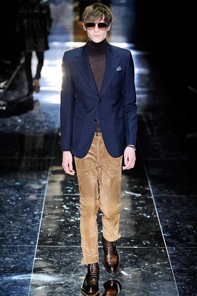 Look 16